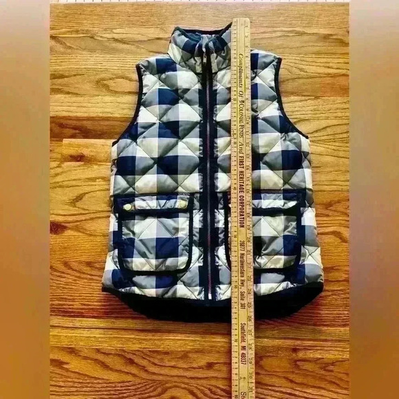 JCREW - Women’s puffer vest in gingham navy and white check. Size XS - Picture 2 of 8